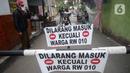 Sejumlah pemuda menjaga portal karantina wilayah menuju RW 10 di kawasan Tanah Kusir, Kelurahan Kebayoran Lama Selatan, Jakarta, Rabu (8/4/2020). Warga menerapkan akses satu pintu masuk pemukiman yang terdiri dari 12 RT tersebut untuk mencegah penyebaran corona COVID-19. (merdeka.com/Dwi Narwoko)
