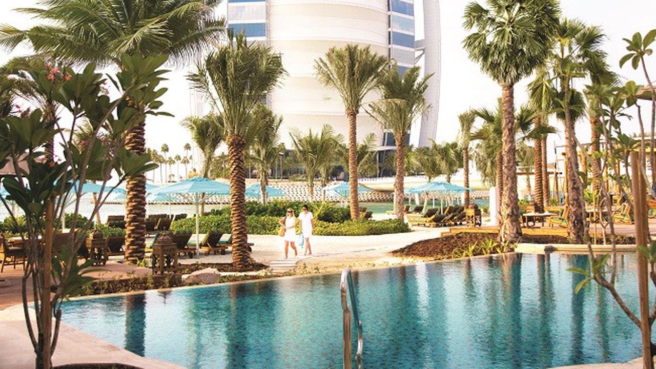 Intip kolam renang dengan pemandangan spektakuler di Dubai.