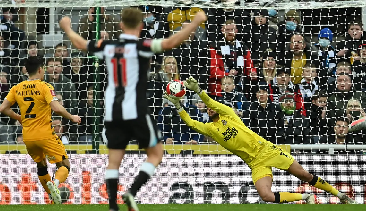 Newcastle United berusaha mencetak gol penyeimbang usai tertinggal. Namun berkat ketangguhan kiper tim tamu, Dimitar Mitov (kanan), The Magpies urung mencetak gol penyeimbnag hingga laga usai. (AFP/Paul Ellis)