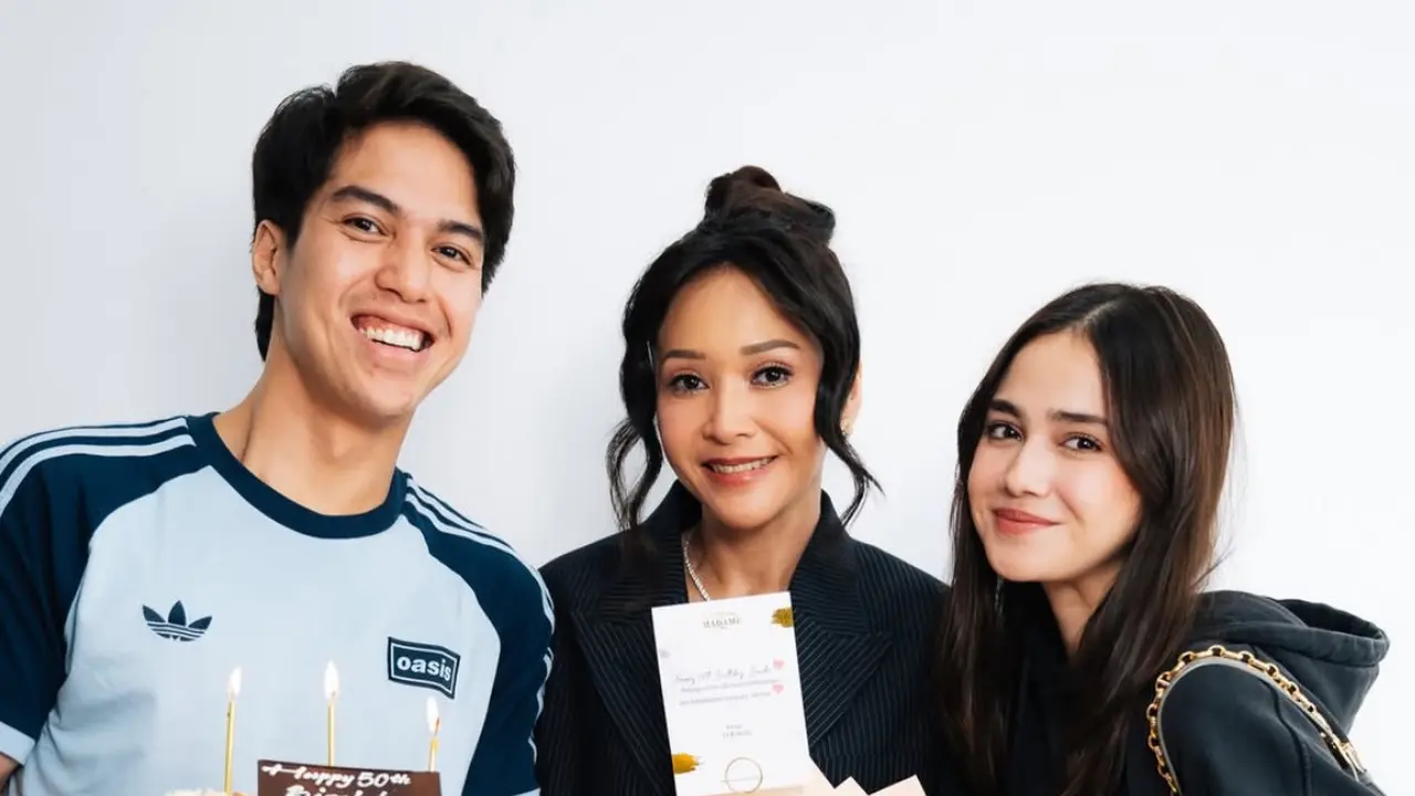 Syifa Hadju dan El Rumi Berikan Kejutan Ulang Tahun Maia Estianty. [@maiaestiantyreal]