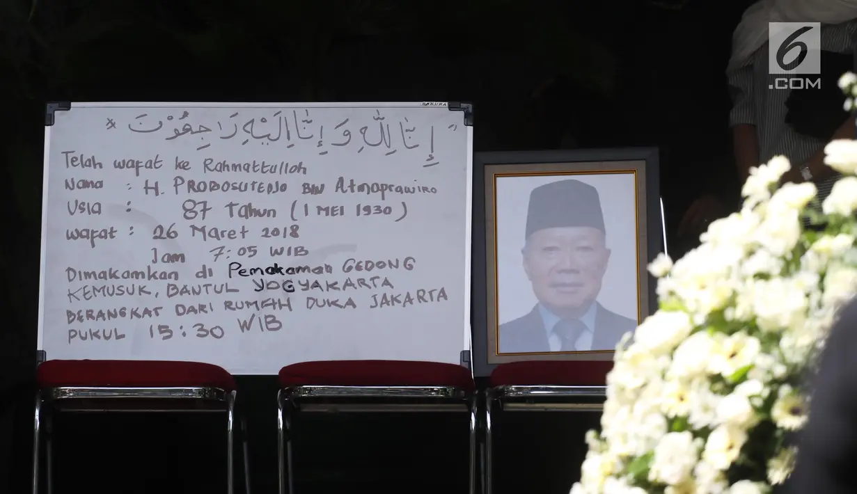 Sejumlah pelayat berdiri di luar rumah almarhum Probosutedjo yang berada di Jalan Diponegoro, Jakarta, Senin (26/3). Probosutedjo merupakan pengusaha yang juga pendiri Himpunan Pengusaha Pribumi Indonesia (Hippi). (Liputan6.com/Arya Manggala)