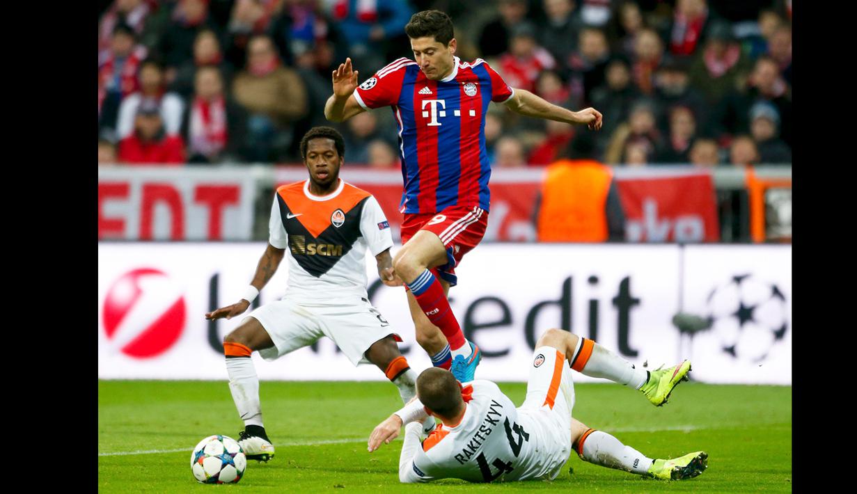 Penyerang Bayern Muenchen, Robert Lewandowski berusaha melewati dua pemain Shakhtar Donetsk pada leg kedua 16 besar Liga Champions di Allianz Arena, German (11/3/15). Bayern Munich Menang 7-0 atas Shakhtar Donetsk. (Reuters/Michaela Rehle)
