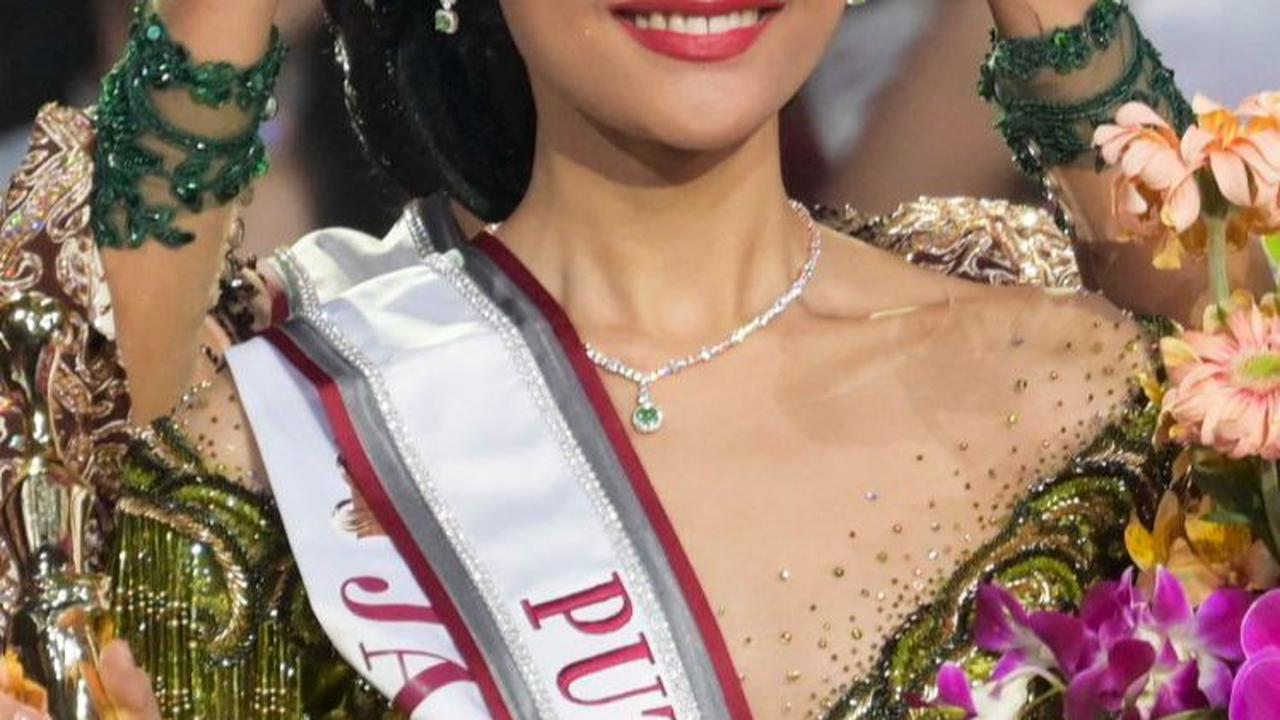 Senyum manis&nbsp;Harashta Haifa Zahra saat menerima mahkota Borobudur merah ketika dinobatkan sebagai Puteri Indonesia 2024.&nbsp;Bay Ismoyo/AFP