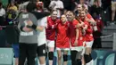 Para pemain Denmark menunggu untuk berselebrasi saat kiper mereka Sandra Toft memeluk pemain Korea Selatan Ryu Eun-hee usai pertandingan bola tangan putri Olimpiade Paris 2024 di Stade Pierre-Mauroy, Sabtu, 3 Agustus 2024. (AP Photo/Brian Inganga)