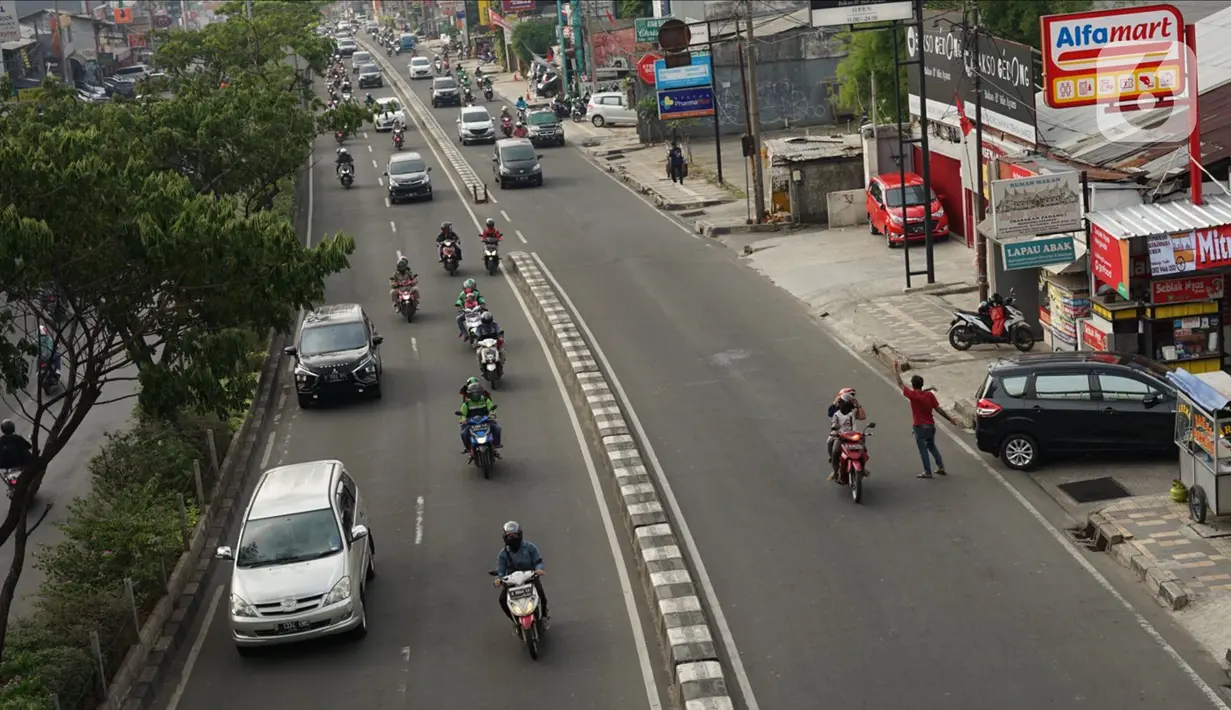 Kendaraan melintas di Jalan Margonda Raya, Depok, Jawa Barat, Sabtu (25/7/2020). Kapolres Metro Depok Kombes Pol. Azis Andriansyah memastikan tilang elektronik akan diterapkan di sejumlah jalan protokol di Kota Depok. (Liputan6.com/Immanuel Antonius)