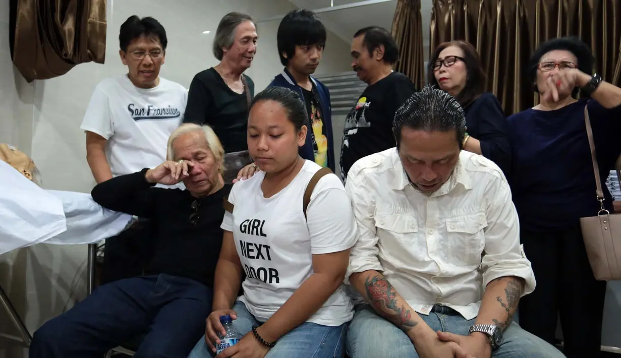 Ryan D'Masiv terlihat hadir di rumah duka guna memberikan penghormatan terakhir pada penyanyi yang banyak mengeluarkan hits tersebut. Kesedihan begitu terlihat dari anak, adik serta kerabat yang hadir di rumah duka. (Deki Prayoga/Bintang.com)