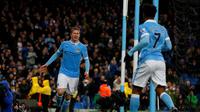 Gelandang Manchester City, Kevin de Bruyne (kiri) usai mencetak gol ke gawang Southampton pada pertandingan lanjutan Premier League, di Etihad Stadium, Sabtu (28/11/2015). (AFP/Lindsey Parnaby)