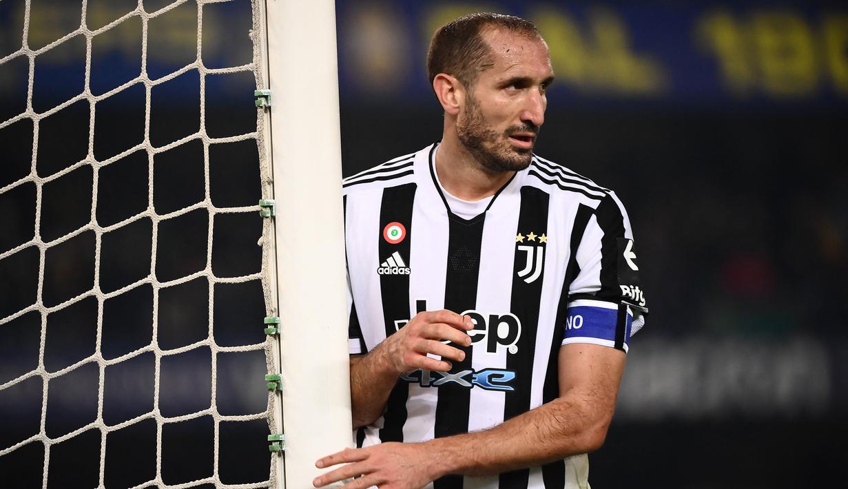 <p>Giorgio Chiellini. Bek tengah Italia berusia 37 tahun ini didatangkan Juventus dari Livorno pada awal musim 2005/2006. Ia menjabat kapten utama Bianconeri sejak awal musim 2018/2019 usai kepergian Gianluigi Buffon. Musim ini ia baru bermain dalam 13 laga di semua ajang. (AFP/Marco Bertorello)</p>
