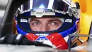 Pembalap Red Bull, Max Verstappen bersiap dalam sesi latihan bebas Formula 1 GP Australia 2025 di Sirkuit Albert Park, Melbourne, Australia pada Sabtu (15/03/2025). (AP Photo/Scott Barbour)