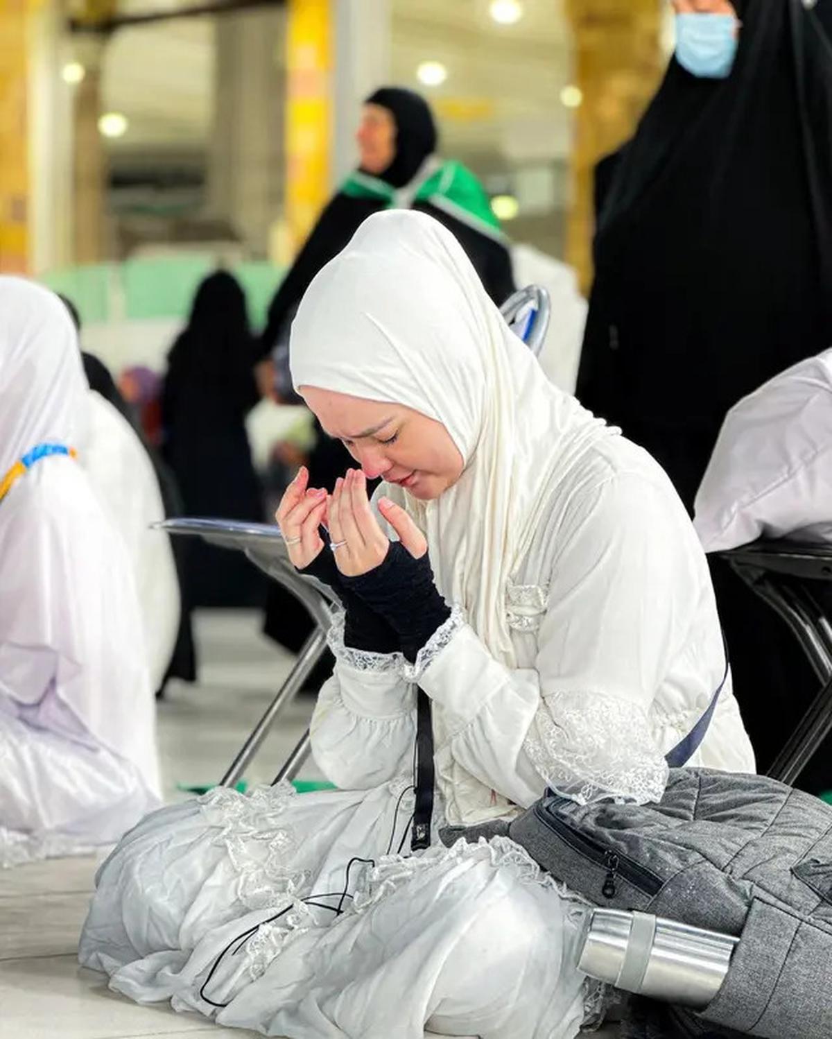6 Potret Roger Danuarta dan Cut Meyriska Jalani Umrah, Khusyuk di Depan Ka'bah