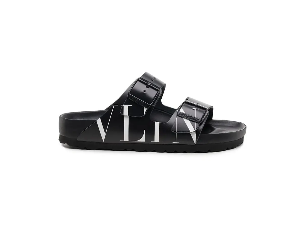Jalan Jalan Makin Kece dengan Sandal Platform Berharga Fantastis