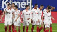 Para pemain Sevilla merayakan gol pertama ke gawang Osasuna yang dicetak gelandang Diego Carlos (ketiga dari kiri) dalam laga lanjutan Liga Spanyol 2020/21 pekan ke-24 di El Sadar Stadium, Plampona, Senin (22/2/2021). Sevilla menang 2-0 atas Osasuna. (AFP/Ander Gillenea)