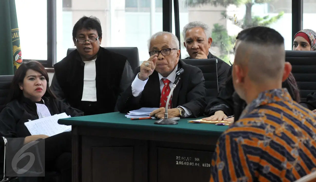 Terdakwa kasus dugaan suap Majelis Hakim dan Panitera PTUN Medan, OC Kaligis menanggapi pernyataan saksi Afrian Bondjol yang merupakan anak didiknya, dalam sidang lanjutan di Pengadilan Tipikor, Rabu (4/11). (Liputan6.com/Helmi Afandi)