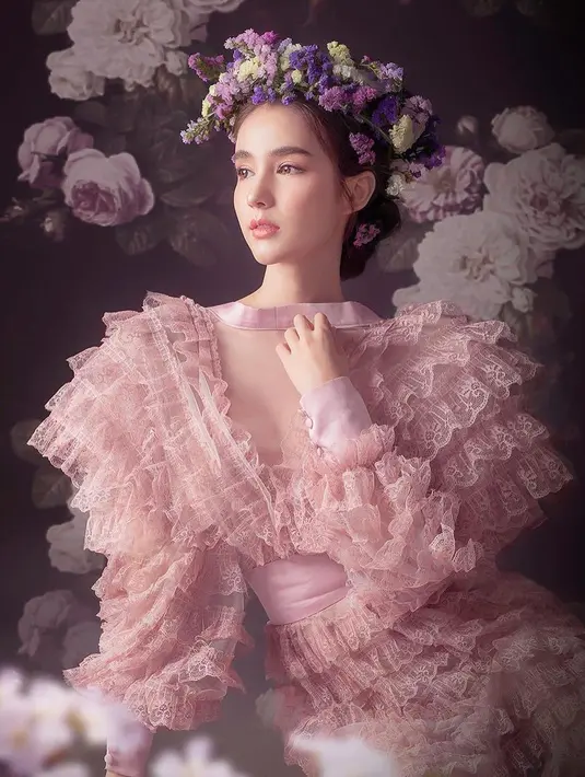 Pemotretan kali ini bikin banyak netizen salfok. Mengenakan dress ruffle, kecantikan Yoshi dipuji unreal. [Foto: IG/yoshirinrada].