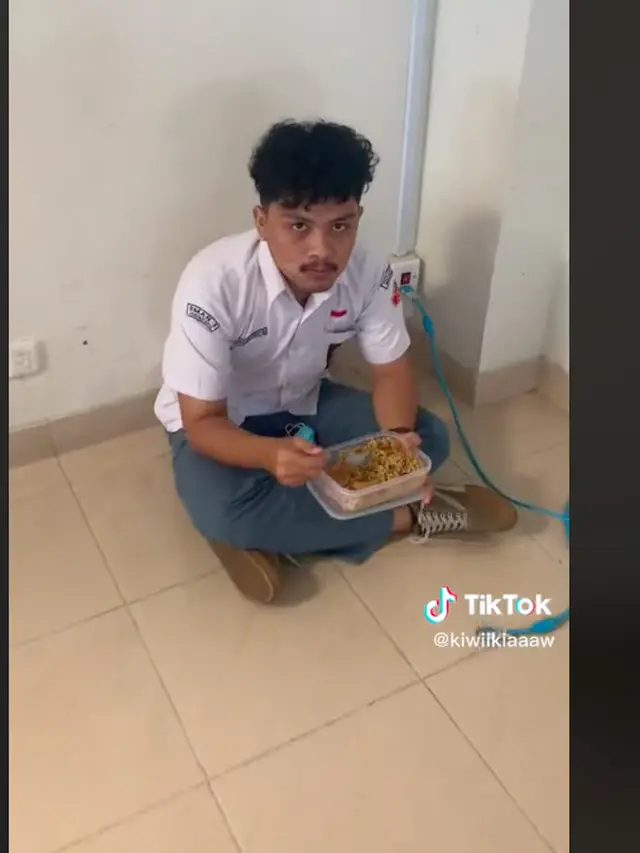 Viral Aksi Mahasiswa Ramai-Ramai Kuliah Pakai Seragam SMA
