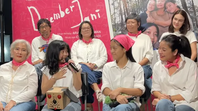 Chempa Puteri memegang mic dan jajaran produser, sutradara, serta cast dalam konferensi pers trailer film "Desember Jani" di kawasan Jakarta pada (14/9/2026)/ (Liputan6.com/Afradhiya N. R)