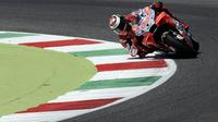 Pebalap Ducati Jorge Lorenzo, saat beraksi di MotoGP Italia di Sirkuit Mugello, Minggu (3/6/2018). Lorenzo finis dengan catatan waktu 41 menit 43,230 detik. (AFP/Filippo Monteforte)