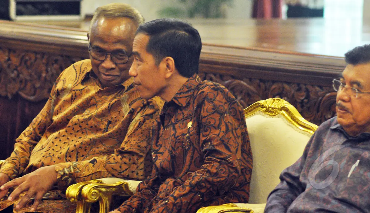 Presiden Jokowi (tengah) berbincang dengan Taufiequrachman usai penandatangan MoU tentang Gerakan Nasional Penyelamatan SDA di Istana Negara, Jakarta (19/3/2015). 29 Kementerian serta 12 pemprov menandatangani MoU tersebut. (Liputan6.com/Faizal Fanani)