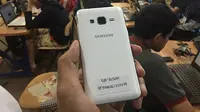 Contoh unit ponsel berbasis sistem operasi Tizen buatan Samsung. (Liputan6.com/Muhammad Sufyan Abdurrahman)