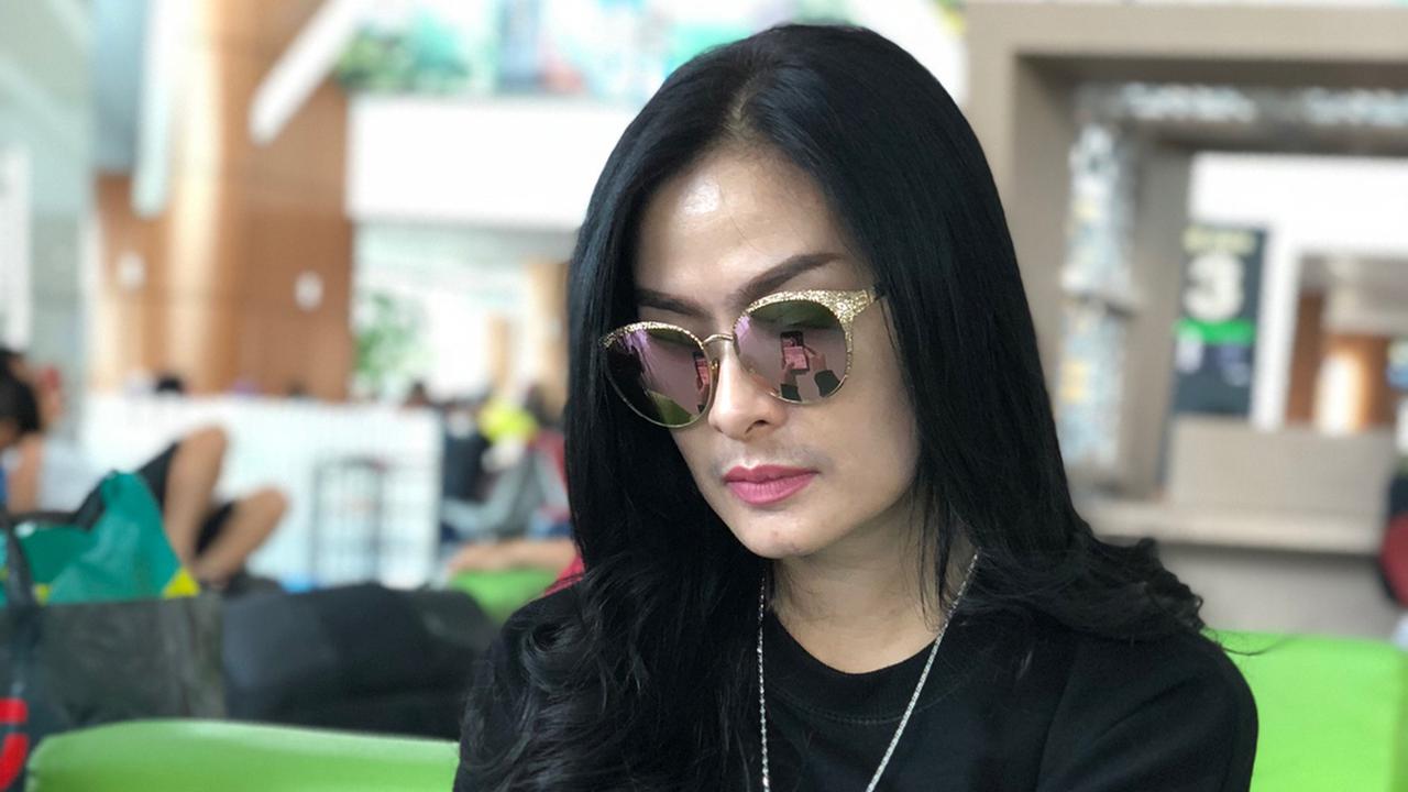 6 Penampilan Glamor Iis Dahlia, Tampil Elegan