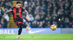 Usai unggul lewat gol Cole Palmer, Chelsea berbalik tertinggal akibat gol penalti Justin Kluivert dan aksi Antoine Semenyo. (AFP/Justin Tallis)