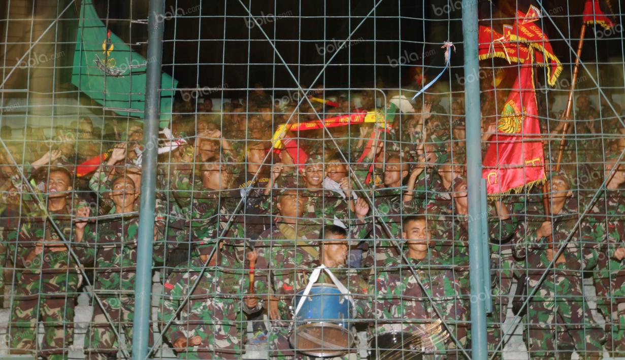 Tindakan sportif juga ditunjukkan oleh suporter PS TNI, mereka memberikan tepuk tangan apresiasi usai pemain lawan, Madura United, mencetak gol. (Bola.com/Vitalis Yogi Trisna)