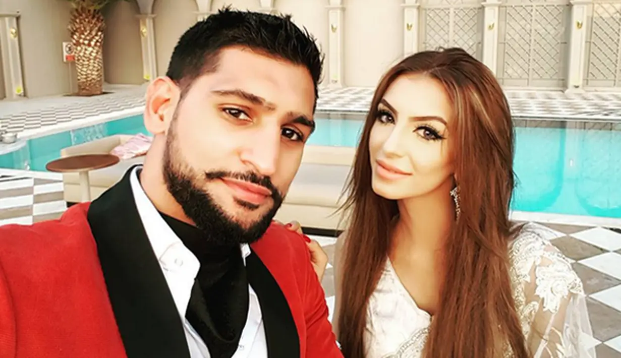 Petinju Profesional Amir Khan berselfie bersama wanita seksinya Faryal Makhdoom Khan saat acara pernikahannya di Turkey pada 11 Agustus 2015. (Instagram/@amirkingkhan)