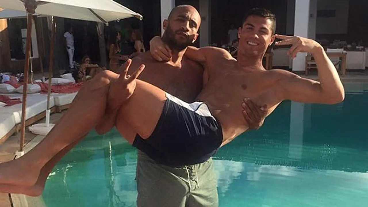 20151205-Foto Mesra Bareng Pria Beredar, Cristiano Ronaldo Seorang Gay?