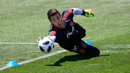 Kiper Kepa Arrizabalaga menepis bola saat mengikuti latihan tim Spanyol selama Piala Dunia 2018 di Krasnodar Academy  (21/6). Pemuda 23 tahun itu resmi menjadi kiper pemain termahal dunia setelah diboyong Chelsea. (AFP Photo/Pierre-Philippe Marcou)