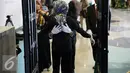 Paspampres melakukan pemeriksaan kepada jurnalis sebelum memasuki ruang pertemuan Rapat Pejabat Tinggi negara-negara Organisasi Kerja Sama Islam (OKI) dalam rangkaian KTT Luar Biasa ke-5 OKI di JCC, Jakarta, Senin (7/2/2016). (Liputan6.com/Faizal Fanani)