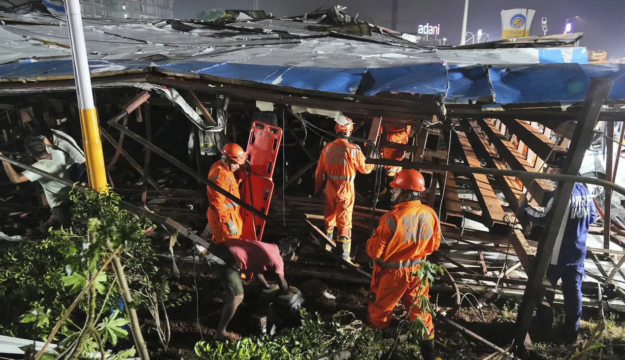 Sedikitnya 47 orang berhasil diselamatkan pada larut malam. (AP Photo/Rafiq Maqbool)