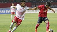 Gelandang Indonesia, Saddil Ramdani, berebut bola dengan pemain Laos, Phithack Kongmathilath, pada laga Asian Games di Stadion Patriot, Jawa Barat, Jumat (17/8/2018). Indonesia menang 3-0 atas Laos. (Bola.com/Peksi Cahyo)