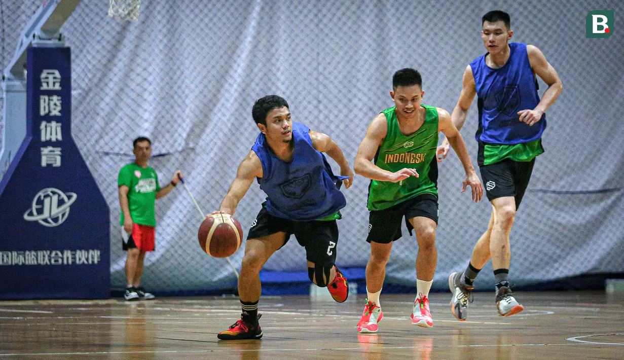 Pemain Timnas Indonesia, Yudha Saputra (tengah kiri) mendribel bola saat pemusatan latihan Timnas Basket Indonesia untuk SEA Games 2023 Kamboja di GBK Arena, Senayan, Jakarta, Rabu (03/05/2023). (Bagaskara Lazuardi)
