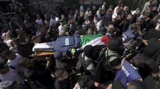 Militan Palestina membawa jenazah wartawan Al Jazeera Shireen Abu Akleh ke kamar mayat rumah sakit di Kota Jenin, Tepi Barat, Rabu (11/5/2022). Menurut Kementerian Kesehatan Palestina, Shireen Abu Akleh tewas ditembak saat meliput serangan Israel di Kota Jenin. (AP Photo/Majdi Mohammed)