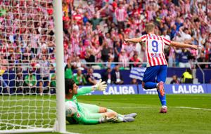 Alexander Sorloth, penyerang Atletico Madrid, merayakan gol keduanya ke gawang Real Madrid yang dijaga Thibaut Courtois dalam laga La Liga di Stadion Metropolitano - AP Photo/Manu Fernandez