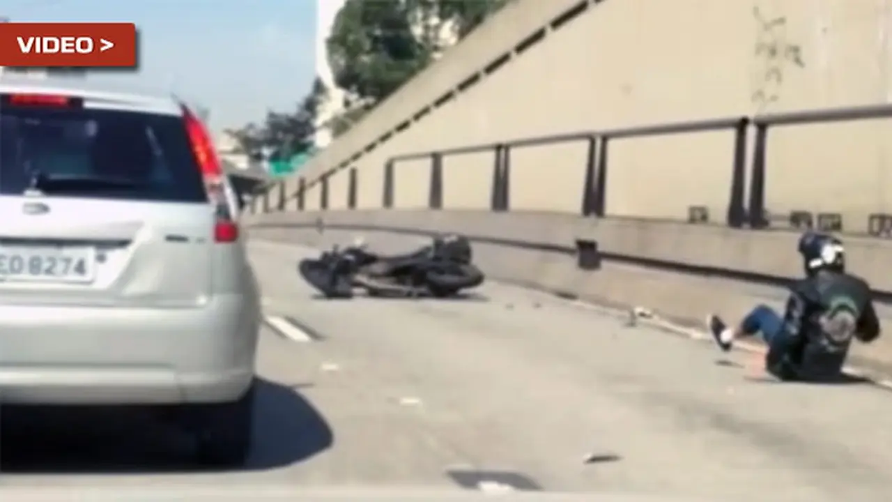 Aksi Alay Terjungkal Setelah Menendang Mobil