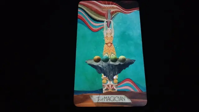 Kartu Tarot yang terbuka The Magician. Ketika situasi kehidupan cinta tampak gelap, maksimalkan potensi Semesta untuk mendukungmu.