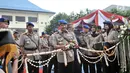 Kapolri Jenderal Tito Karnavian menggunting pita meresmikan armada baru Korps Kepolisian Air dan Udara (Korpolairud) saat HUT ke-68 Korpolairud di Mako Ditpolairud, Jakarta, Senin (3/12). Tito meresmikan 25 armada baru. (Merdeka.com/Iqbal Nugroho)