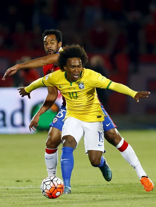 Gelandang Brasil, Willian (depan) membawa bola dari kejaran bek Chile, Jean Beausejour pada kualifikasi Piala Dunia 2018 di Santiago, Chile (8/10/2015). Chile menang atas Brasil dengan skor 2-0. (REUTERS/Ivan Alvarado)
