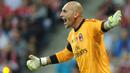 Christian Abbiati mencatat 17 kali cleen sheet dan membuat dirinya layak disebut sebagai pahlawan AC Milan. Sang pelatih Massimiliano Allegri sepanjang musim memberinya kepercayaan penuh untuk menjaga mistar gawang. (AFP/Christof Stache)