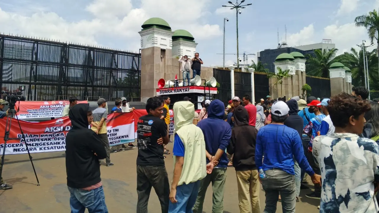 Sejumlah kelompok menyuarakan dukungan terhadap revisi UU TNI di depan gedung DPR, Kamis (20/3/2025).