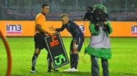 Striker Arema Cronus, Cristian Gonzales mengalami patah tulang rusuk usai kena sikut pemain Persiba Balikpapan, Ledi Utomo. (Bola.com/Iwan Setiawan)