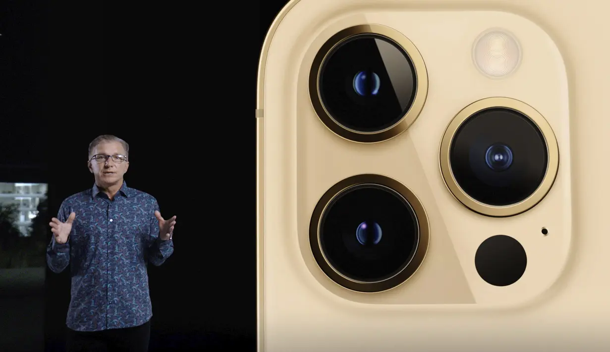 Wakil Presiden Senior Pemasaran iPhone Dunia Greg “Joz” Joswiak memperkenalkan iPhone 12 Pro saat acara Apple di Apple Park, Cupertino, California, Amerika Serikat, 13 Oktober 2020. Apple meluncurkan seri iPhone 12 yang mendukung teknologi seluler 5G. (Apple Inc./AFP)