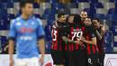 Pemain AC Milan Zlatan Ibrahimovic (tengah) bersama rekan setimnya merayakan golnya ke gawang Napoli pada pertandingan Serie A di Stadion San Paolo, Naples, Italia, Minggu (22/11/2020). Dua gol Ibrahimovic membawa AC Milan menaklukkan Napoli dengan skor 3-1. (Alessandro Garofalo/LaPresse via AP)
