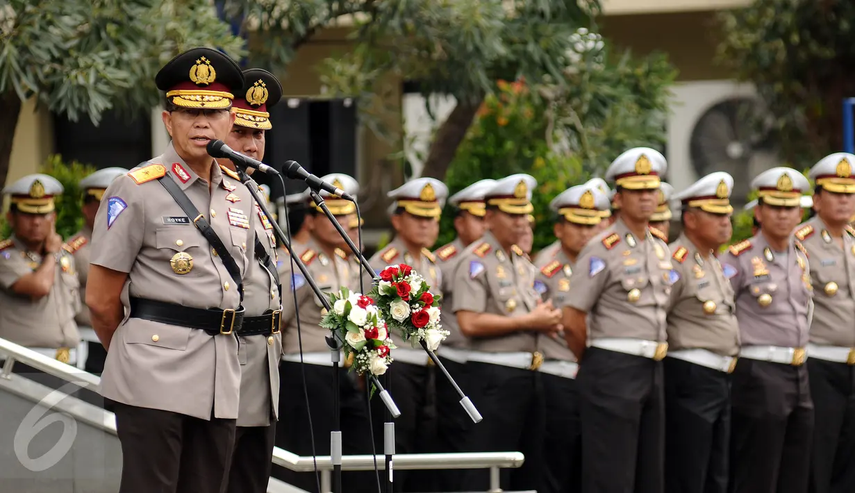 Kakorlantas Polri, Brigjen Pol Royke Lumowa (kiri) memberi amanat saat upacara serah terima jabatan Kakorlantas Polri di Jakarta, Rabu (4/1). Sebelumnya jabatan Kakorlantas Polri diemban Irjen Pol Agung Budi M. (Liputan6.com/Helmi Fithriansyah)