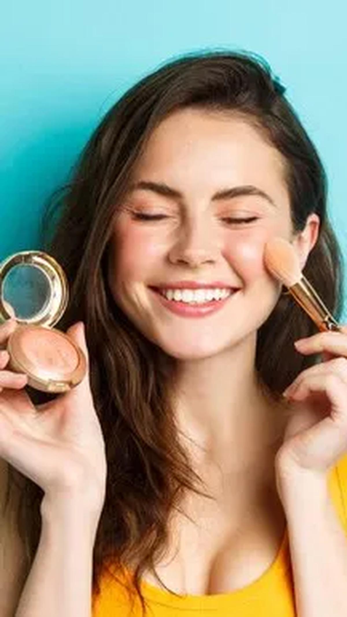 Jadi, jangan ragu untuk mencoba dan eksperimen dengan clean girl makeup agar tampilan naturalmu semakin menonjol di tengah keramaian media sosial. "Keep it simple, keep it chic!"
