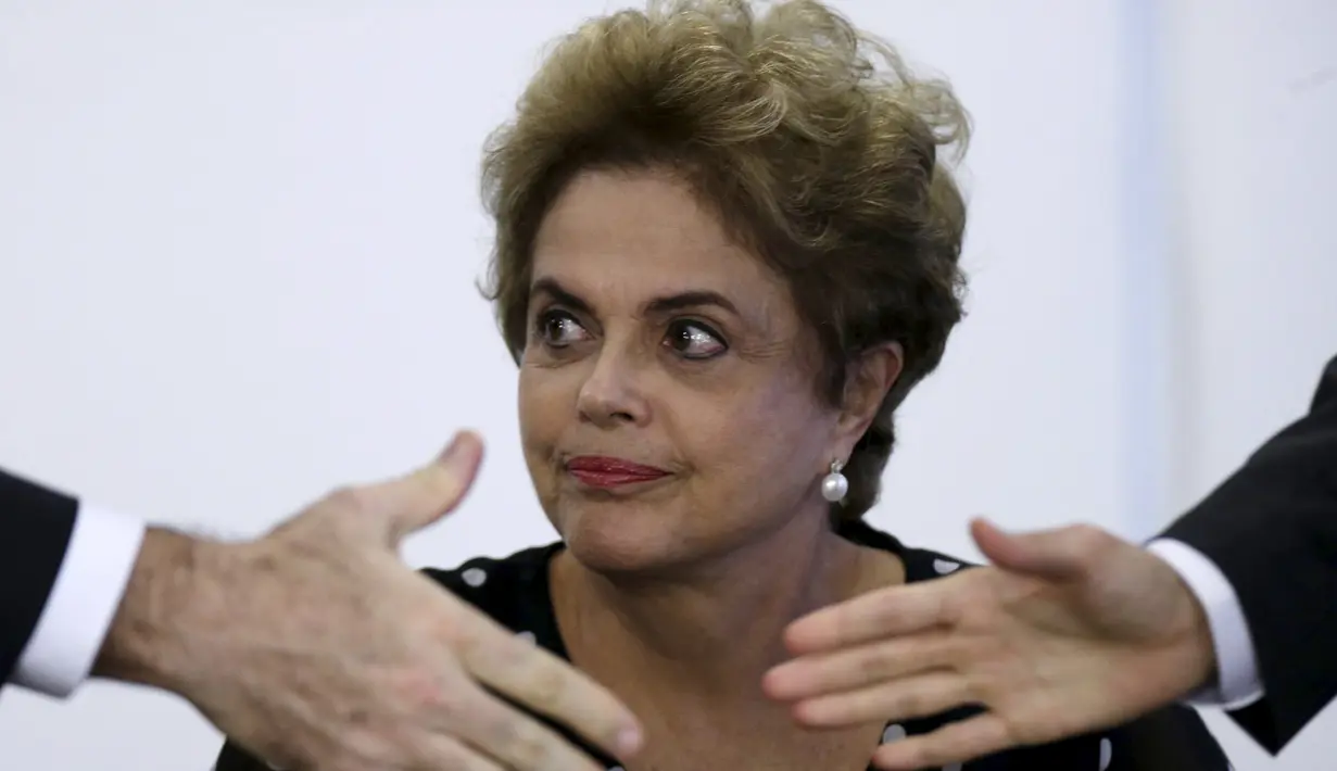 Presiden Brasil Dilma Rousseff saat mendatangi acara di Istana Planalto, Brasil, (13/4).Meskipun telah terpilih 2 periode, Nama Dilma Rousseff  kini sudah tak lagi dipercaya melanjutkan pemerintahannya. (REUTERS / Ueslei Marcelino)