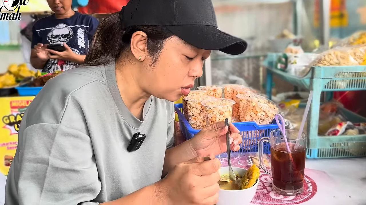 Potret Soimah Makan Soto Rp2 Ribu di Warung Sederhana, Pedagang Syok Didatangi Artis - Akhirnya Ngakak Bareng