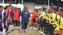 Citizen6, Surabaya: Tim sepakbola UPT Mabesal dan Koarmatim menangi pertandingan perdana atas lawannya di pool masing-masing pada Porwiltim TNI AL 2012 yang digelar di Lapangan Sepakbola Pasiran, Ujung Surabaya, Senin (4/6). (Pengirim: Penkobangdikal)