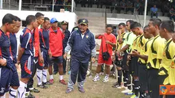 Citizen6, Surabaya: Tim sepakbola UPT Mabesal dan Koarmatim menangi pertandingan perdana atas lawannya di pool masing-masing pada Porwiltim TNI AL 2012 yang digelar di Lapangan Sepakbola Pasiran, Ujung Surabaya, Senin (4/6). (Pengirim: Penkobangdikal)